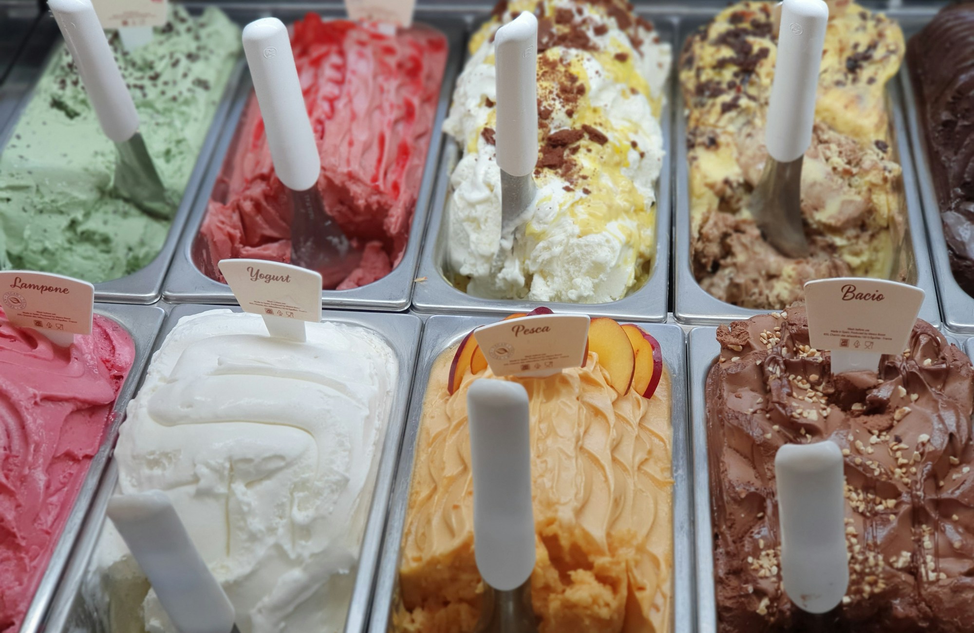 Vitrine mit handwerklich hergestelltem Eis